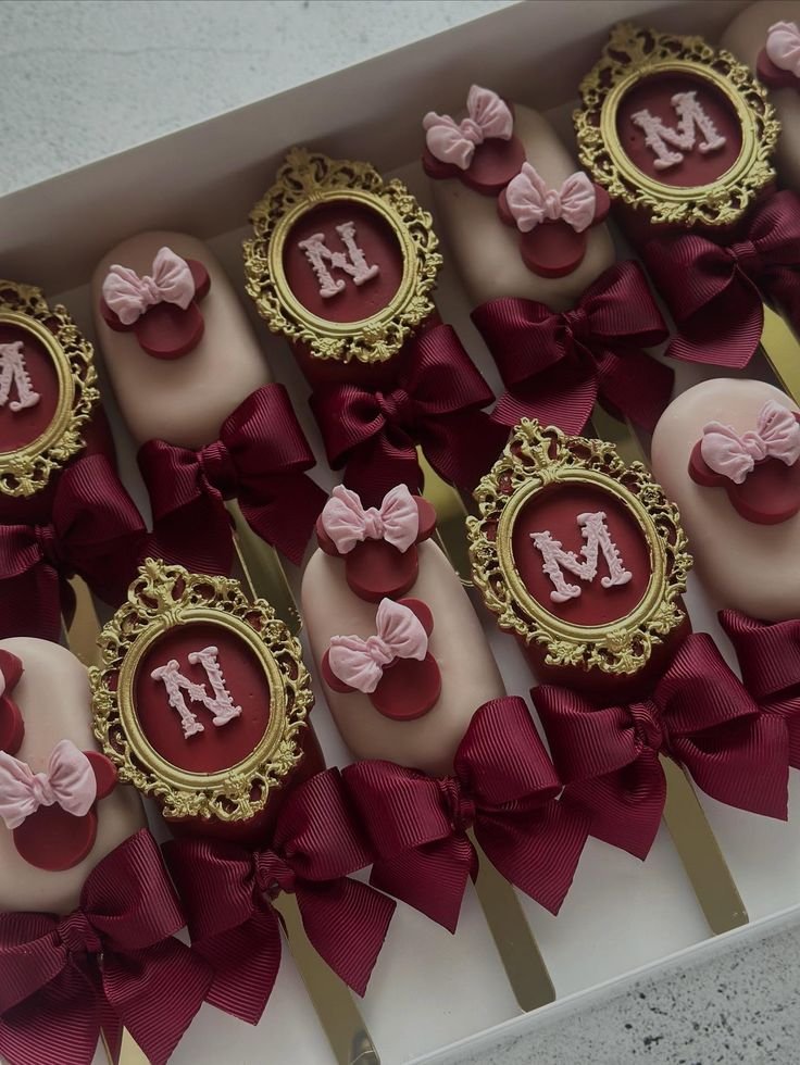 forever grateful to create sweet little luxuries like these! thank you for trusting me with your celebrations 🫶🎀 #minnie #cakesickles